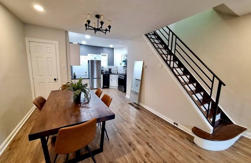 South Philadelphia West Apartment | Bi-Level 3 BR plus Finished Basement | Sleeps 12