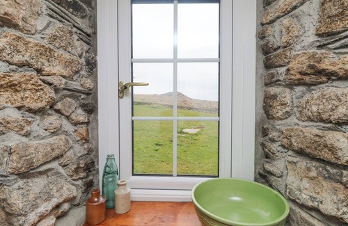 Liskeard Cottage | BICKLE BICE COTTAGE, pet friendly, with a garden in Minions