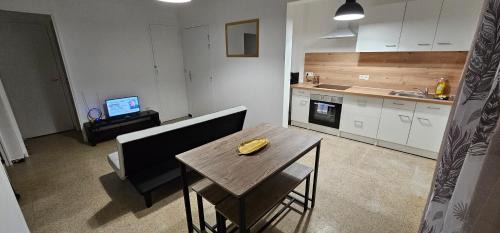 3rd Arrondissement Apartment | Bienvenus ! Appartement Marron