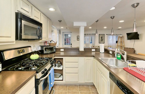 Petworth Apartment | Big 1/1 with REAL kitchen, steps2metro, amenities
