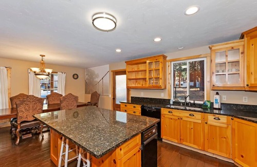 Summit Estates House | Big 10 Luxury Cabin/Walk to Snow Summit- HotTub