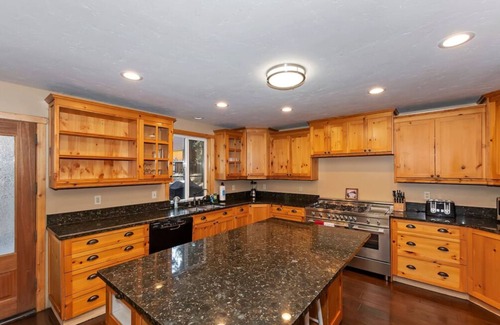 Summit Estates House | Big 10 Luxury Cabin/Walk to Snow Summit- HotTub