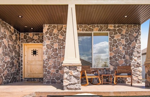 Garden City House | Big 6,700 sqft Bear Lake Vacation Home blocks from Marina, private hot tub!