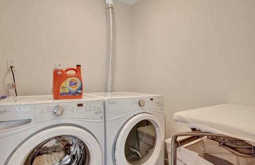 Guildford House | Big 600 at ft suite with attached bathroom