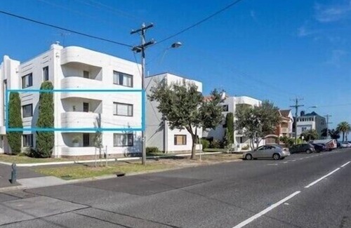 Middle Park Apartment | Big A1 Art Deco Apt. + stunning city & beach views