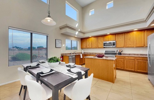 Maricopa House | Big and Bold Living! Sleeps 10. Putting Green. Family Fun!