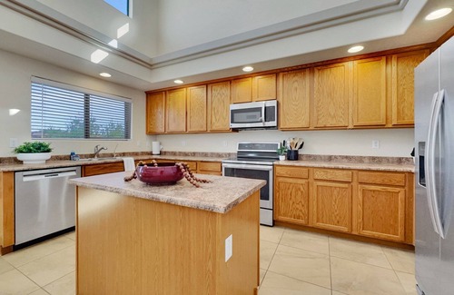 Maricopa House | Big and Bold Living! Sleeps 10. Putting Green. Family Fun!