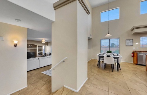 Maricopa House | Big and Bold Living! Sleeps 10. Putting Green. Family Fun!