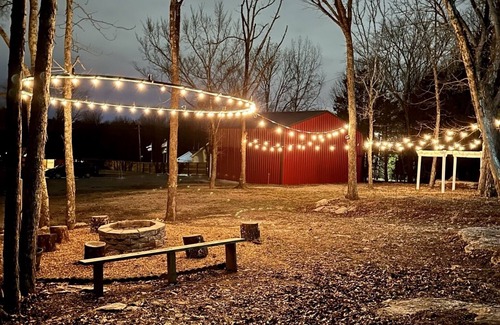 Mount Juliet Cabin | Big and Cozy Cabin Near Nashville, on 4 acres with King Bed & Pool