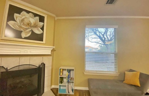 Cat Hollow House | Big Backyard * Fully Furnished*3 BR 2 Bath Home
