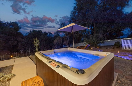 Oakhurst Cabin | Big Backyard with games, hot tub, Firepit, Deck, Views