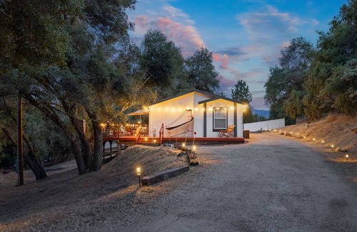 Oakhurst Cabin | Big Backyard with games, hot tub, Firepit, Deck, Views