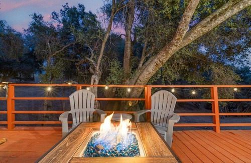 Oakhurst Cabin | Big Backyard with games, hot tub, Firepit, Deck, Views