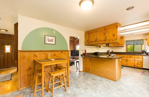 Myrtletown Cabin | 🌤🏡 Big Bay Cabin - Humboldt Bay Views, Cozy, Centrally Located 🌊
