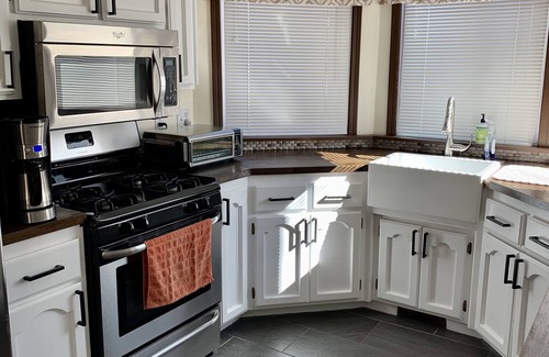 Sugarloaf House | Big Bear Cabin directly across Forest Trails: Casa Del Sunset