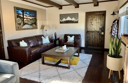 Sugarloaf House | Big Bear Cabin directly across Forest Trails: Casa Del Sunset