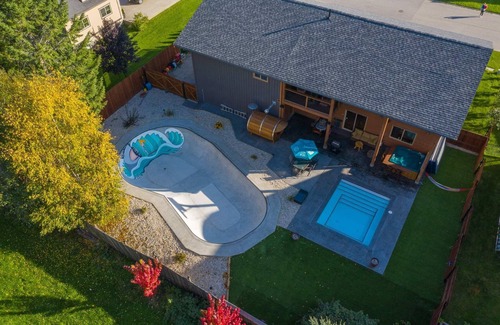 Revelstoke House | Big Bear Chalet and spa