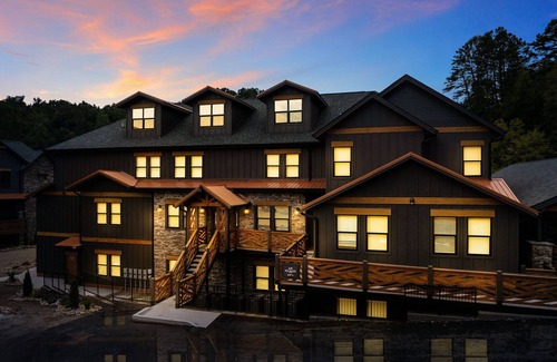 Gatlinburg - Pigeon Forge Cabin | BIG BEAR COVE - 26 BEDROOMS, SLEEPS 100 PEOPLE, LOADED WITH LUXURY!
