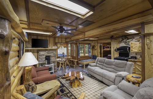 Boulder Junction Cabin | Big Bear Hideaway - Polar Bear Palace log cabin in Boulder Junction
