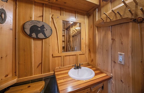 Boulder Junction Cabin | Big Bear Hideaway - Kodiak Kastle log cabin in Boulder Junction