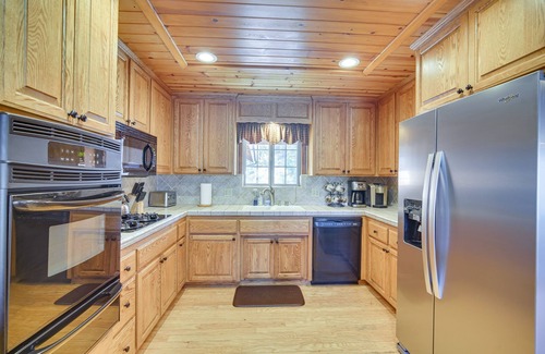 Castle Glen Estates Cabin | Big Bear Lake Cabin w/Hot Tub & Gas Fire Pit!
