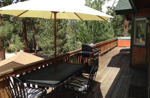 Big Bear Lake Cabin | Big Bear Lake Cabin: 3B-2B - half mile to Snow Summit. Walk to Lake. Hot Tub.