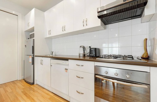 Port Melbourne Apartment | Big Blue A Sunny Escape near Port Melbourne Beach