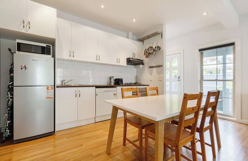 Port Melbourne Apartment | Big Blue A Sunny Escape near Port Melbourne Beach