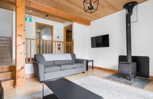The Blue Mountains Ski Chalet | Big Blue at The Blue Mountains w Hot Tub and BBQ