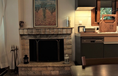 Longos House | BIG BLUE SEA IN GREEN