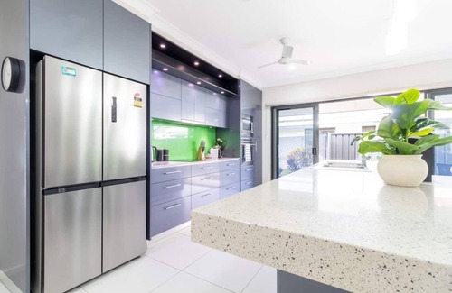 Muirhead House | Big & Breezy House | Mins to Beach, Hospital & Uni by Tropical BNB