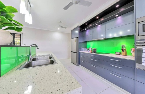 Muirhead House | Big & Breezy House | Mins to Beach, Hospital & Uni by Tropical BNB
