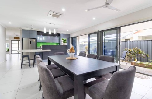Muirhead House | Big & Breezy House | Mins to Beach, Hospital & Uni by Tropical BNB