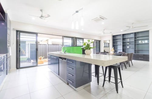 Muirhead House | Big & Breezy House | Mins to Beach, Hospital & Uni by Tropical BNB
