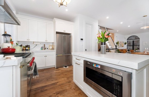 Crown Heights House | big bright BK flat, sunny deck, chabad friendly