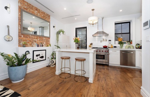 Crown Heights House | big bright BK flat, sunny deck, chabad friendly