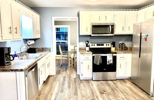Clarksville House | Big & Bright | Fenced Yard | King Bed Master Suite