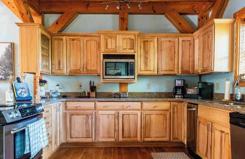 Old Fort House | Big Cabin near Asheville w/Hot Tub, Ping Pong, Pool Table, King Beds & More!