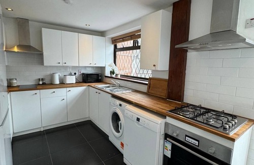 West Ham House | Big Double Room 5 , Mins Walk to Underground, Close to Heart of London