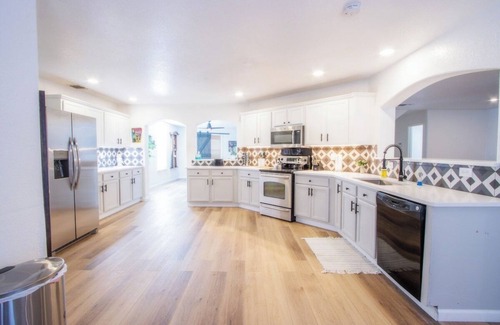 Southside House | Big Family House w Theater Pool table