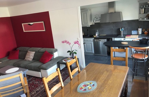 Saint-Remi Apartment | Big Flat 103m² in the heart of the champagne cellars. 4 bedrooms/8 people + free parking.