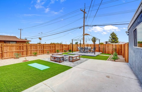 North Las Vegas House | Big Groups Retreat: Remodeled, Landscaped, King Beds, Desks, BBQ, Games