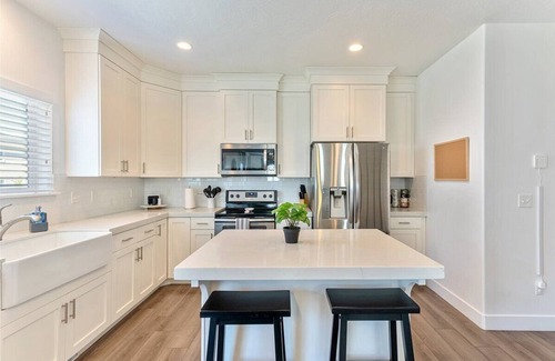 Vineyard House | BIG Home! Fenced Yard! 30+ Day Discount! Garage!
