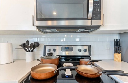 Vineyard House | BIG Home! Fenced Yard! 30+ Day Discount! Garage!