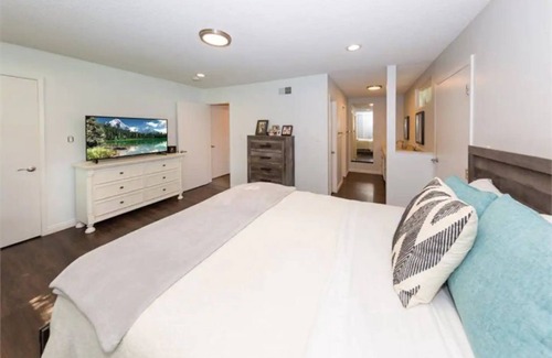 Simi Valley House | Big Home with Mini Golf Course Ideal for Long Stay