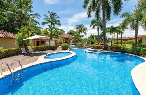 Bejuco House | Big & Homely 3 BDR house, Private Pool, Tennis- near the beach