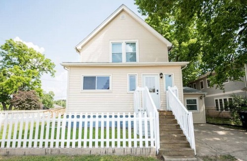Champaign House | BIG house- Central location 6 blocks to campus