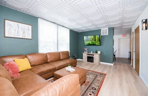 Champaign House | BIG house- Central location 6 blocks to campus