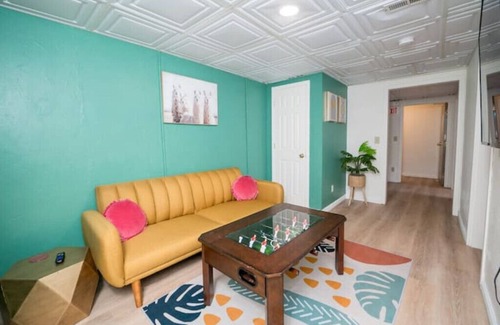 Champaign House | BIG house- Central location 6 blocks to campus