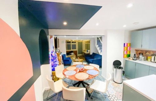 Shadwell Villa | Big House with En-suites a Big garden and Hot-tub near TOWER BRIDGE